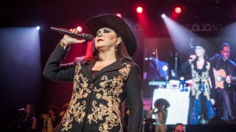 Acompañada de mariachi demostró otra vez que es una de las mejores cantantes de música bravía de México.