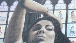 El pintor Levi Ponce, natural de Pacoima, ante su mural 'El vecindario', que terminó en febrero de 2013.