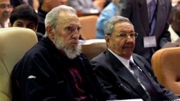 Fidel Castro (i) junto a su hermano Raúl, en la Asamblea Nacional de Cuba.