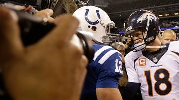 El ex mariscal de campo de los Colts, Peyton Manning (18) tuvo un cálido recimibiento en Indianápolis.