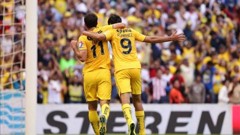 Los jugadores de América Luis Gabriel Rey (i) y Raúl Alonso Jiménez (d) celebran una anotación en el Estadio Azteca, en Ciudad de México. EFE/Archivo