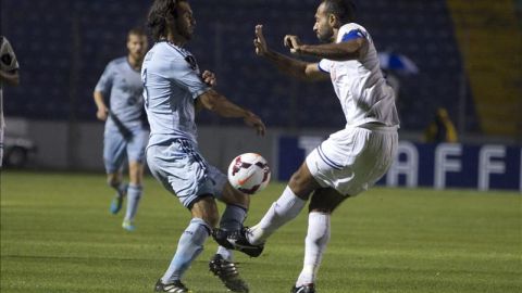 El jugador Graham Zusi (i) del Sporting Kansas City de Estados Unidos lucha por el balón con Fabio de Souza (d) del Club Olimpia de Honduras el 27 de agosto de 2013, durante un partido por la Liga de Campeones de la Concacaf en el Estadio Nacional en Tegucigalpa (Honduras). EFE/Archivo