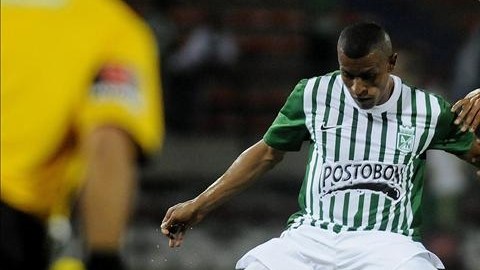 El jugador de Atlético Nacional de Colombia Farid Diaz (i) disputa el balón con Madson (d) de Bahía de Brasil el 26 de septiembre de 2013, durante un partido de la Copa Sudamericana disputado en Medellín (Colombia). EFE/Archivo