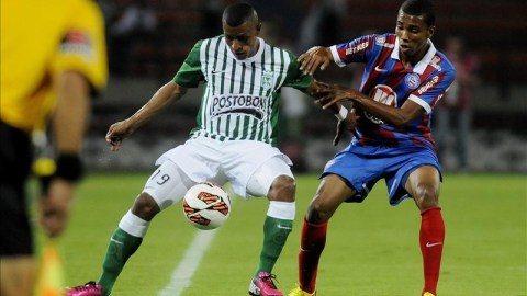 El jugador de Atlético Nacional de Colombia Farid Diaz (i) disputa el balón con Madson (d) de Bahía de Brasil el 26 de septiembre de 2013, durante un partido de la Copa Sudamericana disputado en Medellín (Colombia). EFE/Archivo