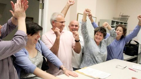 Varias parejas de homosexuales y lesbianas celebran su aplicación para las licencias de matrimonio, en Nueva Jersey.