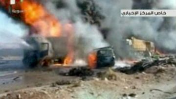 Esta imagen de un video de la televisión estatal siria muestra un momento después del ataque del camión-bomba, en Hama.