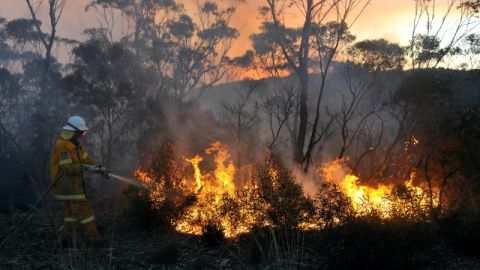 Las autoridades advirtieron que las altas temperaturas y los vientos eran propensos a mantener un elevado riesgo  de incendios.