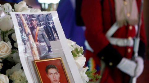 Velan el ataúd del policía Oscar Gironda, muerto ayer.