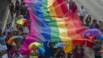Miembros de la comunidad LGTB (lesbianas, gays, transgénero y bisexuales) participan en la Marcha de la Diversidad Sexual El Salvador, en San Salvador.