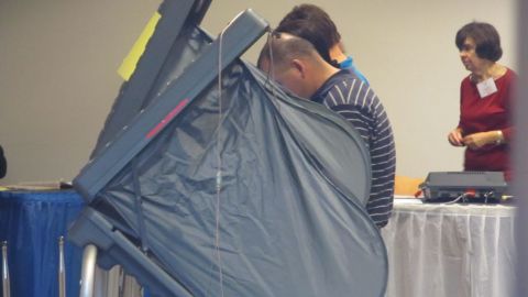 Durante la votación temprana se puede votar en cualquier sitio de votación sin importar a que precinto pertenece. En el Día de Elecciones, el votante lo tendrá que hacer en su respectivo precinto sin excepciones.
