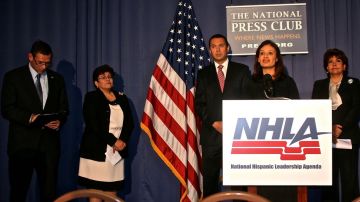 De izquierda a derecha: Brent Wilkes, vicepresidente de NHLA, Dra. Elena Ríos, presidenta de la Asociación Nacional Médica Hispana, Héctor Sánchez, presidente de NHLA, María Teresa Kumar, presidenta de Voto Latino, y Janet Murguía, presidenta de NCLR.