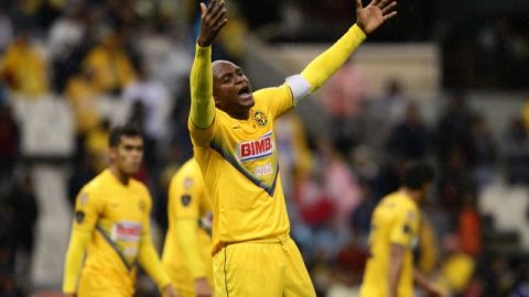 El jugador de América de México Aquivaldo Mosquera discute una jugada