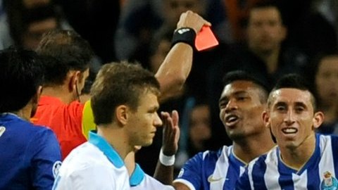 El mexicano Héctor Herrera fue expulsado a los seis minutos de iniciado el encuentro