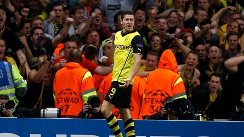 Lewandowski y la hinchada del Dortmund que viajó a Londres.