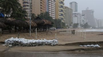Aspecto general de las lluvias y charcos que propiciaba ayer   el huracán Raymond en Acapulco.