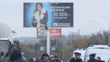 Fuerzas de seguridad rodean el lugar del atentado contra bus de pasajeros en Volgogrado, Rusia, ayer.
