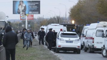 Fuerzas de seguridad rodean el lugar del atentado contra bus de pasajeros en Volgogrado, Rusia, ayer.