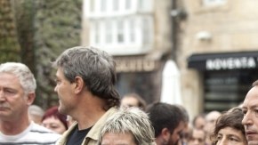 Un centenar de personas aplauden   la sentencia de la Gran Sala del Tribunal Europeo de Derechos Humanos que anuló ayer la 'doctrina Parot'.