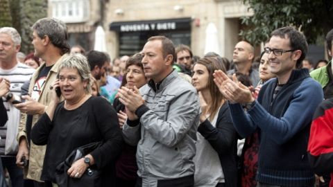 Un centenar de personas aplauden la sentencia de la Gran Sala del Tribunal Europeo de Derechos Humanos que anuló ayer la 'doctrina Parot'.