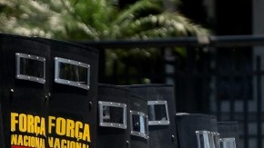 Un integrante de la Fuerza Nacional de Seguridad dispara gas lacrimógeno  durante enfrentamientos con manifestantes cerca del hotel donde se realizará la subasta sobre petróleo en Brasil.