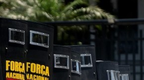 Un integrante de la Fuerza Nacional de Seguridad dispara gas lacrimógeno  durante enfrentamientos con manifestantes cerca del hotel donde se realizará la subasta sobre petróleo en Brasil.