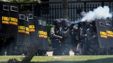 Un integrante de la Fuerza Nacional de Seguridad dispara gas lacrimógeno  durante enfrentamientos con manifestantes cerca del hotel donde se realizará la subasta sobre petróleo en Brasil.