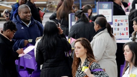 Los expertos señalan que los  jóvenes que no estudian ni trabajan pierden la oportunidad de adquirir las destrezas que necesitarán más tarde en la vida.