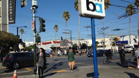 Reinicio de actividades en la estación del BART de las calles 16 y Misión.