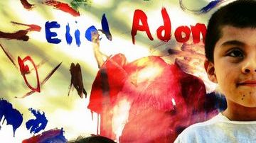 Niños participantes en los sábados de "Arte en familia" de Red Poppy Art House; imprimieron este fin de semana camisetas con la leyenda "Desalojados".