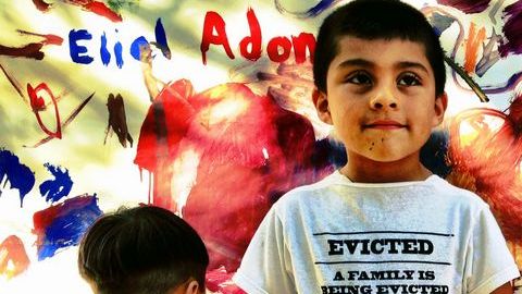 Niños participantes en los sábados de "Arte en familia" de Red Poppy Art House; imprimieron este fin de semana camisetas con la leyenda "Desalojados".
