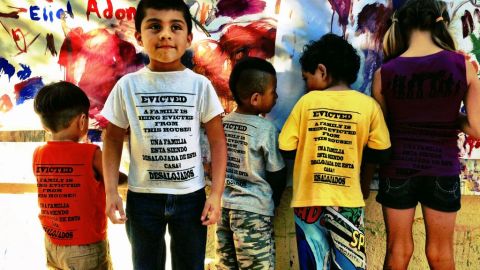 Niños participantes en los sábados de "Arte en familia" de Red Poppy Art House; imprimieron este fin de semana camisetas con la leyenda "Desalojados".