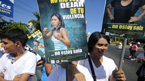 Cuando alguien causa daños físicos o psicológicos a otra persona conscientemente, es violencia doméstica.