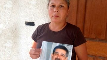 Ana Guerrero sostiene una foto de su hermano, René Balbuena.