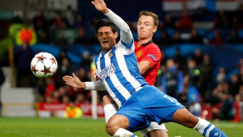 El delantero mexicano Carlos Vela, de la Real Sociedad, disputa el esférico con Jonny Evans, del Manchester United