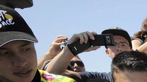 Nairo Quintana posa con fans del equipo Movistar en Annecy-Semnoz.