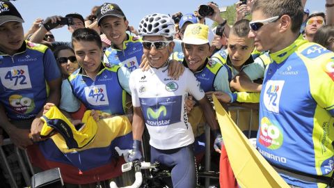 Nairo Quintana posa con fans del equipo Movistar en Annecy-Semnoz.