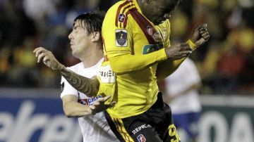 Waylon Francis (der.), del Club Sport Herediano, disputa el balón con Mauro Formica, del Cruz Azul, en el partido de ayer en San José.