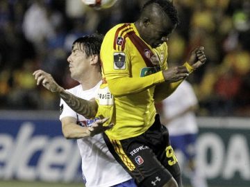 Waylon Francis (der.), del Club Sport Herediano, disputa el balón con Mauro Formica, del Cruz Azul, en el partido de ayer en San José.