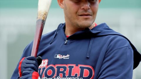 Yadier Molina durante una práctica de bateo, ayer, previo al primer juego de la serie   ante los Medias Rojas.