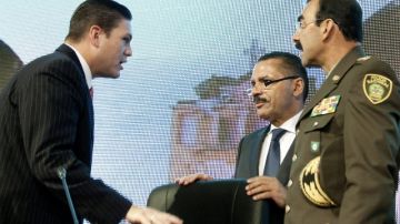 El ministro de Defensa de Colombia, Juan C. Pinzón (izq.), habla con el secretario de Interpol (cen.) y el director de la Policía de Colombia.