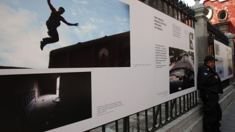 Vista parcial de la exposición fotográfica 'Viajes invisibles, migrantes en México: protejamos sus derechos', que se ha estado celebrando en Ciudad de México.