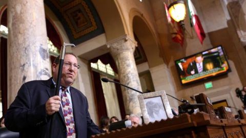 El concejal Paul Koretz sostiene un anzuelo (bullhook) usado para causar dolor y manejar así a elefantes en circos.