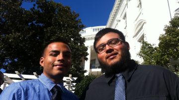 Johnny y Omar Valdez posan durante  la conferencia de prensa de Barack Obama en la Casa Blanca.