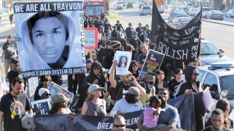Dicen que existe un fuerte enfado de gran parte de la comunidad latina y afroamericana hacia los cuerpos policíacos, porque ha habido muchas muertes y no se les hace responsables a los agentes.