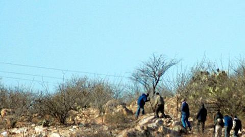 Un grupo de presuntos inmigrantes camina de regreso a México con su guía, después de ver a la Patrulla Fronteriza de los EEUU en la frontera Arizona-México en Sasabe, Arizona.