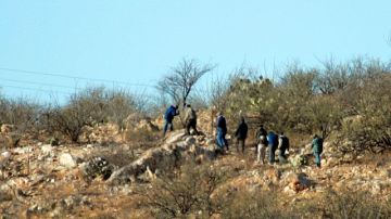 Un grupo de presuntos inmigrantes camina de regreso a México con su guía, después de ver a la Patrulla Fronteriza de los EEUU en la frontera Arizona-México en Sasabe, Arizona.