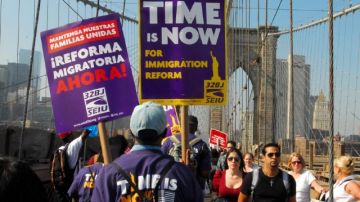 Manifestantes participan de una marcha pro inmigrante sobre el puente de Brooklyn, en Nueva York.