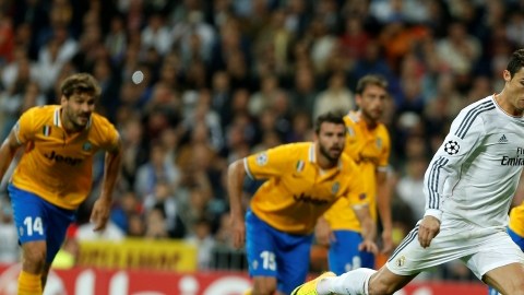 Cristiano Ronaldo (der.) conduce el esférico para luego anotar su segundo gol  ante la Juventus.