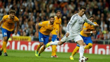 Cristiano Ronaldo (der.) conduce el esférico para luego anotar su segundo gol  ante la Juventus.
