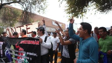 Integrantes de la CNTE bloquean accesos a un Walmart, a  la tienda de ropa Suburbia y a los restaurantes El Portón y Vips en el DF.